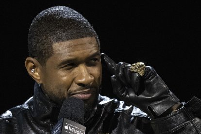 Usher, la estrella del medio tiempo del Super Bowl.