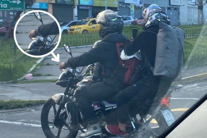El conductor no usaba las dos manos para controlar el manubrio. En la izquierda llevaba un globo.
