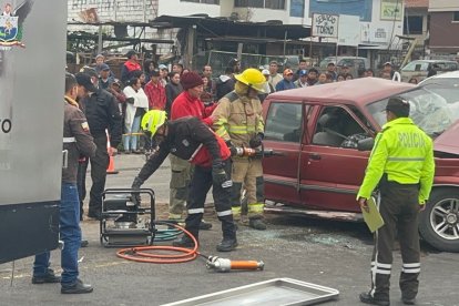Los bomberos de Salcedo tuvieron que cortar las latas de los carros para sacar a víctimas.
