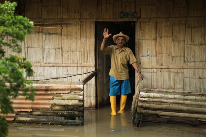 Ricardo Vera tiene agua acumulada en su hogar desde el fin de semana que desbordó el río.