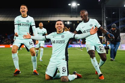 Con Moisés Caicedo (der.), Chelsea celebró.
