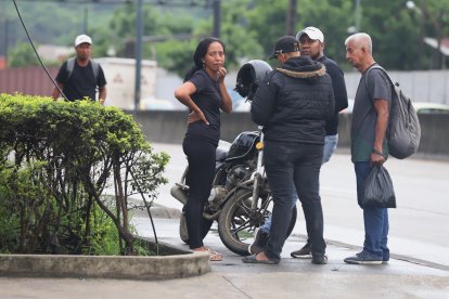 La mañana de ayer los parientes de Ángel Alcívar acudieron al Laboratorio de Criminalística. No entendían por qué su pariente fue asesinado de manera cruel.