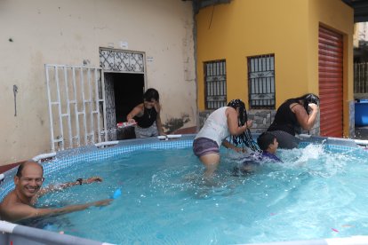 Iván Mosquera colocó su piscina en la vereda de su casa. Disfruta desde el viernes.