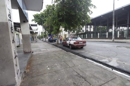 Parte de las ventanas de un vehículo que estaba estacionado en la zona se rompieron.