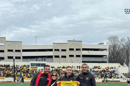 Carlos Muñoz y su madre Violeta Vergara, recibieron la camiseta de Barcelona de manos de Antonio Álvarez y Raúl Chávez del ídolo.