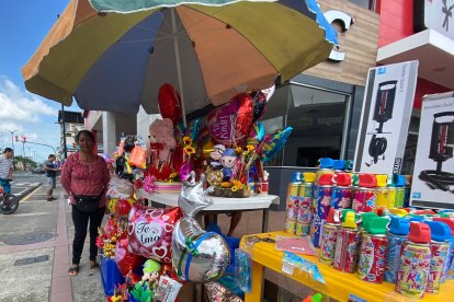 La comerciante Lilian Ashqui junto a sus puestos de Carnaval y San Valentín.