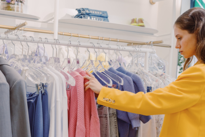 La estilista Mónica Gallardo sugiere conjuntar el rojo con color el negro, para evitar así quitar protagonismo y fuerza al propio color o recargar demasiado el estilismo.