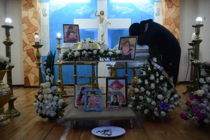 Los cuerpos de las pequeñas son velados en el Sindicato de Choferes de Tulcán, Carchi.
