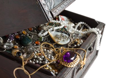 Si quieres evitar que tus accesorios se enreden y dañen, entonces busca el joyero correcto y organízalas.