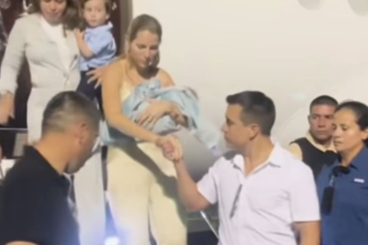 Daniel Noboa acompañó a su esposa en el viaje de retorno al país.