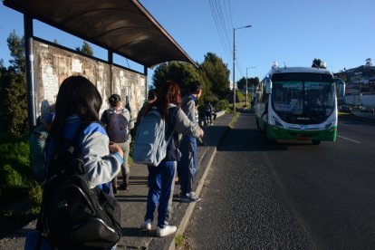 Las paradas están ocupadas por usuarios a toda hora, por lo que los robos son todo el día.