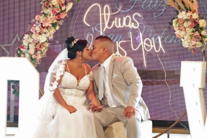 Daniel Medina y Carolina Acosta sellan con un beso su enlace que organizó el matinal De casa en casa.