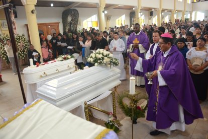 El obispo Carlos Yépez y otros dos religiosos bendijeron los féretros de ambas niñas en la iglesia de San Clemente.