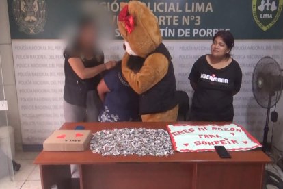 Un policía se disfrazó de oso cariñoso para capturar a una mujer.