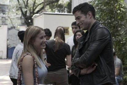 Danilo y la joven durante las grabaciones de la película.