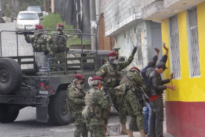 Ciudadanos no respetando el toque de queda