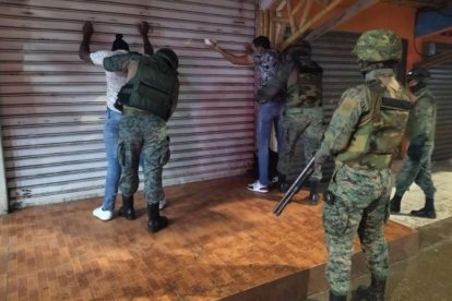 Ciudadanos irrespetando el toque de queda