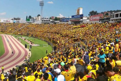 Hinchas de Barcelona en el estadio Olímpico de Atahualpa