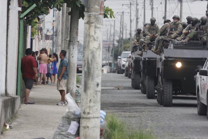 La intervención inició a las 05:00 y continuó durante toda la mañana, con allanamientos en viviendas, detenciones de sospechosos y la incautación de evidencias. Los uniformados estuvieron desplegados en vías principales y secundarias.