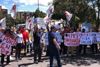 Los trabajadores de la Federación Deportiva salieron a reclamar por us pagos