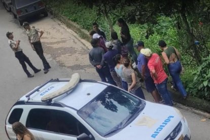 La víctima quedó tendida entre los matorrales, a un costado de la vía.