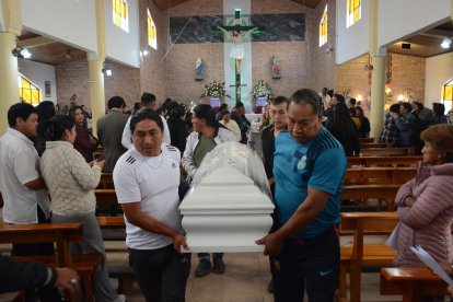 Las dos niñas fueron veladas y luego sepultadas en el cementerio de Tulcán, tras dos días de su hallazgo.