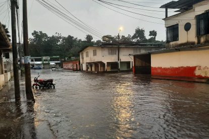 Se registran calles anegadas en varios sectores de Esmeraldas.