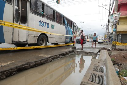 En la intersección de la 35 y Portete el agua se ha acumulado en una zanja abierta en la calle.