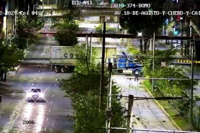El tráiler quedó atravesado sobre la avenida 10 de Agosto.