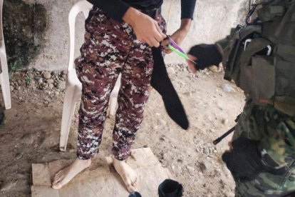 El uniformado llevaba dos desarmadores en las botas del uniforme.