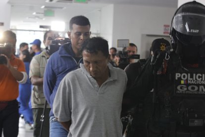 Los individuos estaban en posesión de armas de fuego y drogas, entre otros objetos.