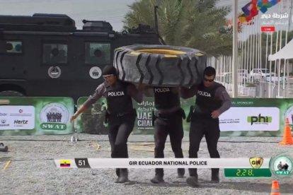 Miembros del Grupo de Intervención y Rescate (GIR), de la Policía Nacional demuestran sus habilidades