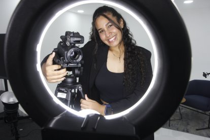 Mikaela Quintana empezó en talleres de actuación y a escribir a la edad de 10 años.