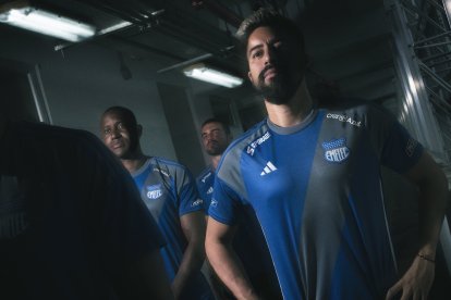 Emelec mostró la nueva camiseta de la temporada 2024.