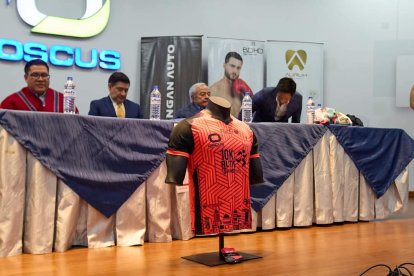 La camiseta oficial de la competencia fue presentada por los organizadores de la  carrera nocturna 10k Ruta de los Tres Juanes.