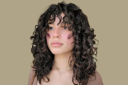 Hair curly. Llegó el momento de lucir tus rizos más rebeldes. Están en tendencia los que tienen volumen. Deja la idea de tener siempre el cabello lacio. Para resaltar puedes hacerte iluminaciones.