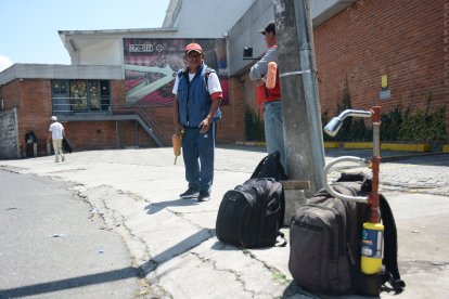 Las  mochilas  y los  tubos con grifos  son característicos para que identifiquen sus servicios.