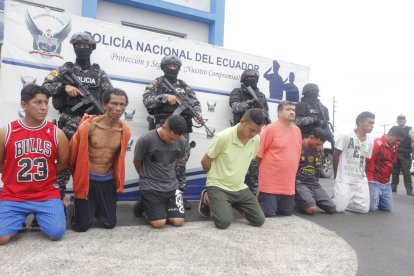 A los detenidos se les encontró varias evidencias, como armas y drogas.