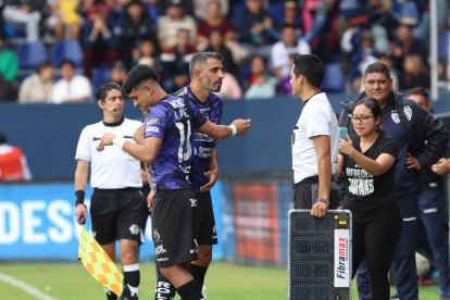 Minuto 16, sale el histórico 16 Cristian Pellerano y entra el nuevo 16, Kendry Páez,    de 16 años.