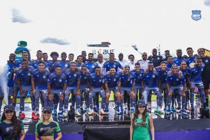 Toda la plantilla de Emelec con su nueva camiseta en el estadio Alejandro Serrano, de Cuenca.