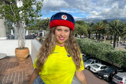 Fusión cultural. Dária con una camiseta de 'La Tri' y un gorro tradicional ruso.