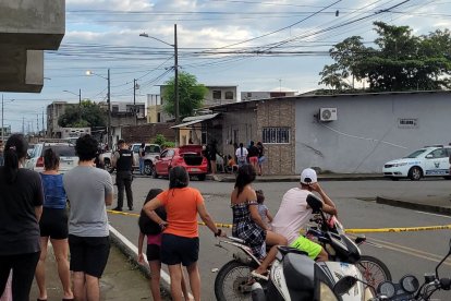 Los hombres fueron abatidos cuando estaban afuera de una casa.