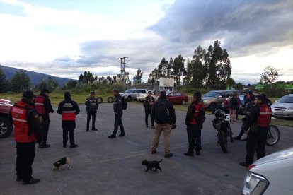 El Cuerpo de Bomberos de Pedro Moncayo encabeza la búsqueda de Jhon Cerón, luego de rescatar el cuerpo de Raúl.