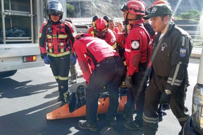 Los paramédicos estuvieron asistiendo el accidente de tránsito.