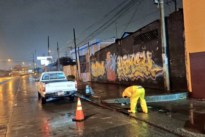 Personal de Segura EP colaboró con las aguas atrapadas por la lluvia en Guayaquil.