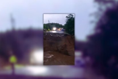 La vía fue grabada por un ciudadano que circulaba por el sector. El Ministerio de Transporte y Obras Públicas ha mostrado una vía alterna.