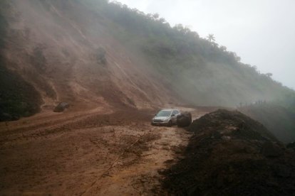 La mañana de este 19 de febrero se informó de la un auto atrapado en medio de un socavón