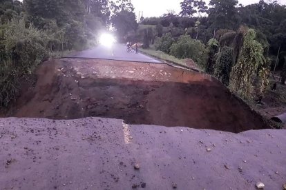 Una ambulancia cayó en un socavón en La Concordia y su conductor murió ahogado