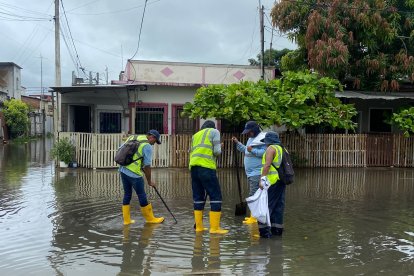 Algunos barrios del norte de Machala, permanecen con lodo y anegados debido a las lluvias.