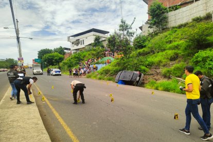 Personal de la Policía Nacional levantó indicios balísticos en la escena